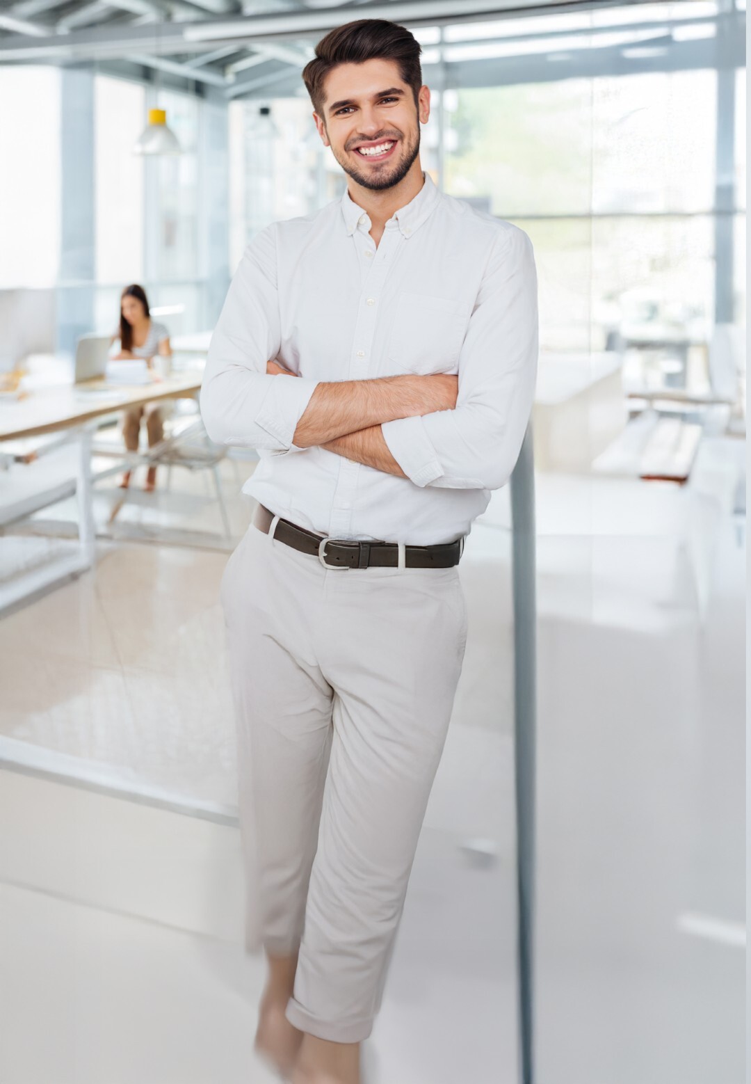 Business-Porträt: IT-Consultant im hellen Büro mit verschränkten Armen – Ansprechpartner für B2B-Projekte und digitale Transformation.